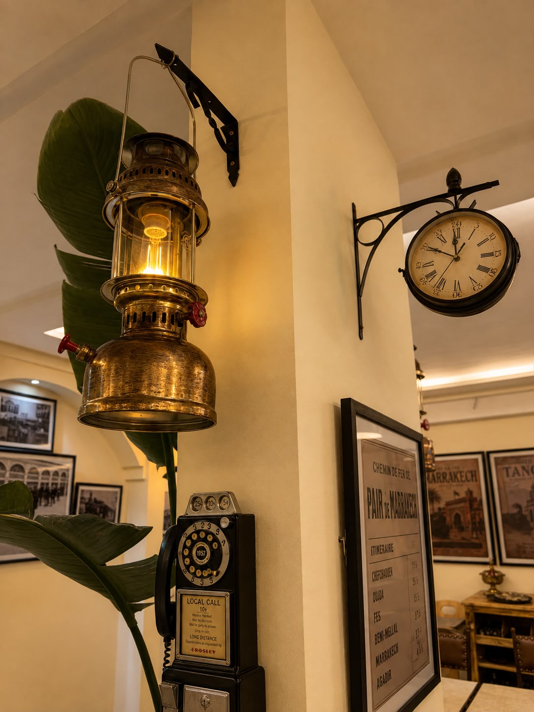 Lanterne, horloge et téléphone ferroviaires conservés à La Gare de la Médina