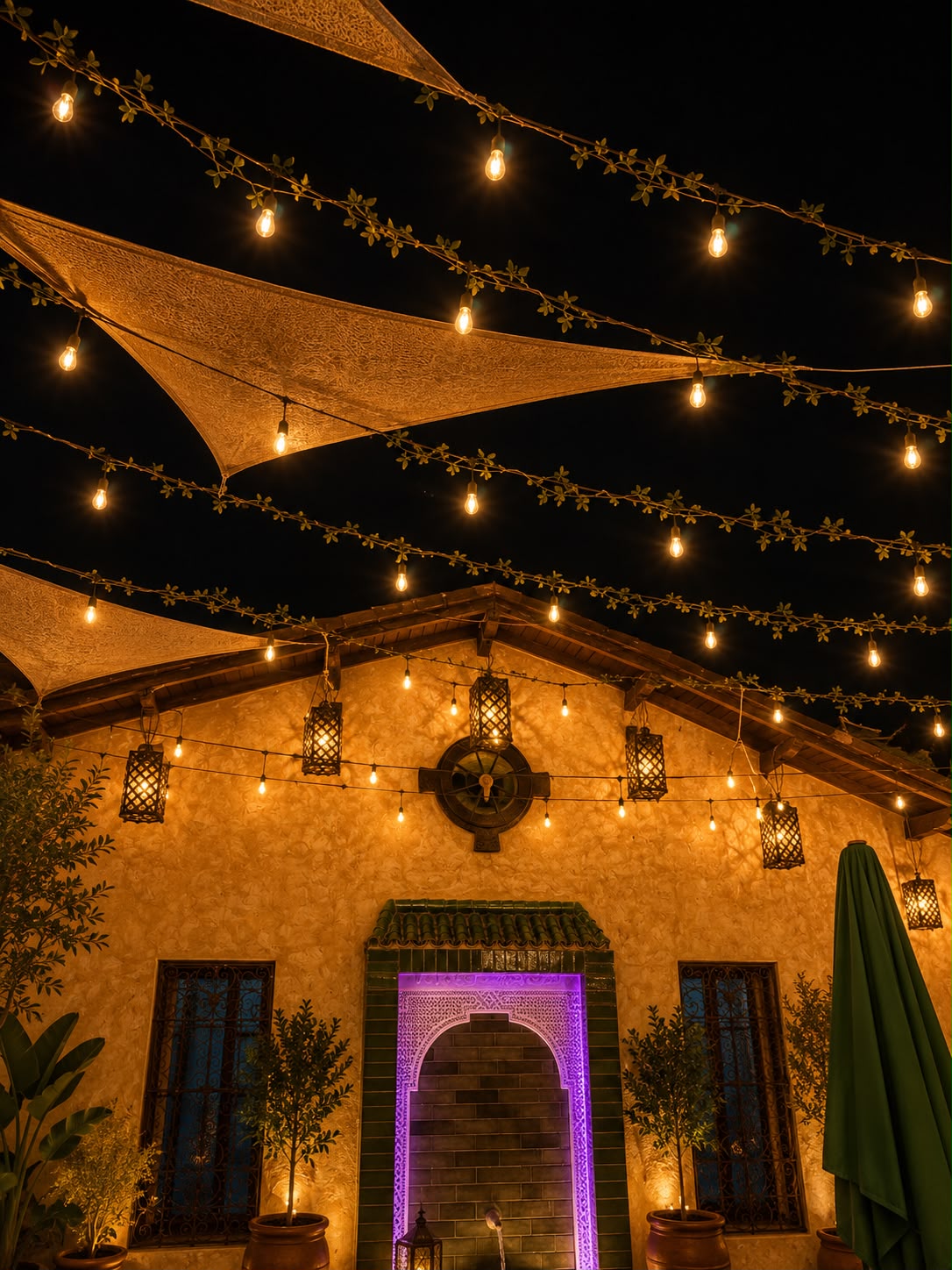 Guirlandes lumineuses et ciel de nuit au-dessus de la terrasse